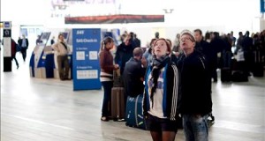 Una amenaza de bomba en un avión paraliza el segundo aeropuerto de Suecia
Pasajeros esperan información sobre su vuelo en el aeropuerto de Landvetter, en Gotenburgo, Suecia.