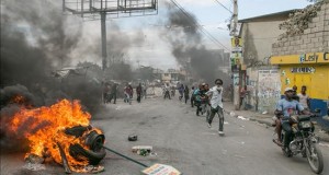 La elección presidencial haitiana en el aire tras la cancelación de la segunda vuelta
Manifestantes encienden neumáticos frente a una oficina de elecciones, hoy viernes 22 de enero de 2016, en Puerto Príncipe, Haití.