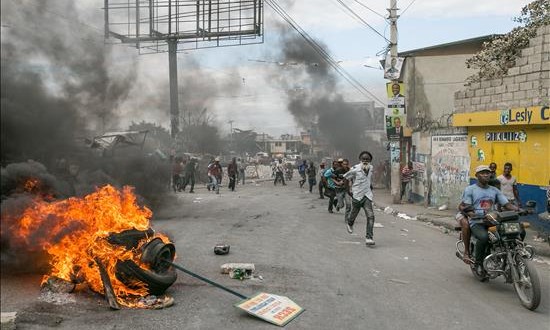 La elección presidencial haitiana en el aire tras la cancelación de la segunda vuelta
Manifestantes encienden neumáticos frente a una oficina de elecciones, hoy viernes 22 de enero de 2016, en Puerto Príncipe, Haití.