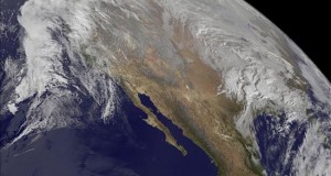 La tormenta se intensifica en el este de EE.UU. y amenaza a Nueva York
Imagen de satélite facilitada por la NASA que muestra una tormenta de nieve sobre Estados Unidos. Una vasta zona del este de Estados Unidos se preparó ayer, con declaraciones de emergencia en varios estados, para una tormenta invernal que se anticipa intensa y larga, y que puede dejar nuevos récords de acumulación de nieve en Washington y su área metropolitana.