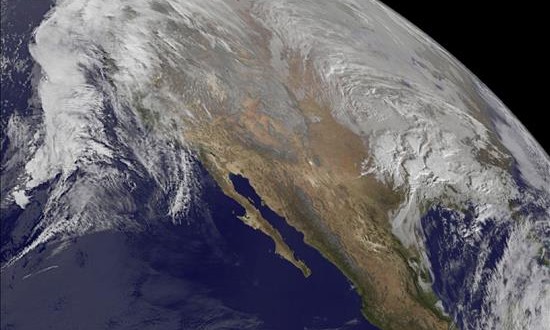 La tormenta se intensifica en el este de EE.UU. y amenaza a Nueva York
Imagen de satélite facilitada por la NASA que muestra una tormenta de nieve sobre Estados Unidos. Una vasta zona del este de Estados Unidos se preparó ayer, con declaraciones de emergencia en varios estados, para una tormenta invernal que se anticipa intensa y larga, y que puede dejar nuevos récords de acumulación de nieve en Washington y su área metropolitana.