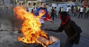 Crece incertidumbre en Haití por estancamiento del proceso electoral
Manifestantes encienden neumáticos durante una marcha para exigir la renuncia del presiente haitiano Michel Martelly en Puerto Príncipe (Haití).