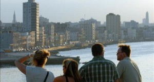 Nueva compañía de ferris de EEUU se interesa en una ruta entre Florida y Cuba
Un grupo de turistas observan La Habana, al atardecer, desde la fortaleza de El Morro, al otro lado de la bahía.