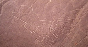 Perú usará imágenes de la NASA para conservar las líneas de Nazca y de Palpa
Fotografía de archivo sin fecha cedida por la entidad Promperú, de la figura "las manos", uno de los cinco geoglifos de las famosas "Líneas de Nazca".