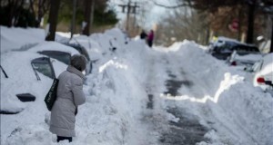 Washington se recupera de la tormenta entre guerras de nieve, palas y niños
Una mujer camina entra la nieve por las calles de Washington tras la histórica tormenta.