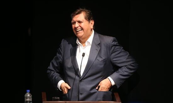 Candidatos coinciden en que no prescriban los delitos por corrupción en Perú
El candidato presidencial por el partido político Alianza Popular Alan García ríe durante la exposición de su plan de gobierno contra la corrupción, hoy lunes 25 de enero de 2016, en la Universidad del Pacífico en Lima (Perú).