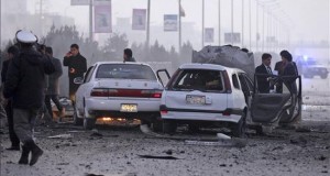 Al menos 10 policías muertos en un ataque en el sur de Afganistán
Soldados inspeccionan el lugar donde fue perpetrado un atentado suicida cerca de la embajada de Rusia en Kabul, Afganistán, la semana pasada.