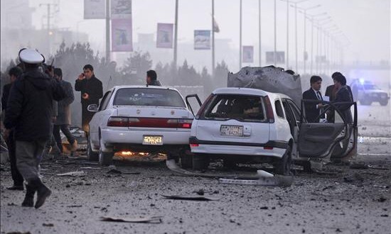 Al menos 10 policías muertos en un ataque en el sur de Afganistán
Soldados inspeccionan el lugar donde fue perpetrado un atentado suicida cerca de la embajada de Rusia en Kabul, Afganistán, la semana pasada.