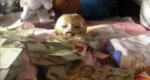 Cadáveres momificados, penes y otros extraños objetos de culto en Tailandia
Cadáveres de niños momificados, muñecas eróticas y esculturas fálicas son algunos de los ídolos de culto venerados por los más supersticiosos en Tailandia para mejorar su buena fortuna. En la imagen, cadáver de un niño momificado en el templo Mahabut en Bangkok.