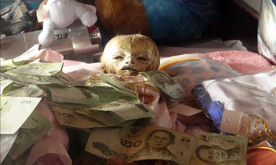 Cadáveres momificados, penes y otros extraños objetos de culto en Tailandia
Cadáveres de niños momificados, muñecas eróticas y esculturas fálicas son algunos de los ídolos de culto venerados por los más supersticiosos en Tailandia para mejorar su buena fortuna. En la imagen, cadáver de un niño momificado en el templo Mahabut en Bangkok.