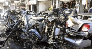 EI reivindica la autoría del atentado que ha causado 24 muertos en la ciudad siria de Homs
Varios vehículos dañados en el lugar del atentado suicida perpetrado hoy en el barrio de Al Zahrá, de mayoría alauí, en la ciudad central siria de Homs.