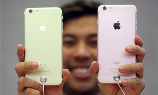 Apple anuncia ventas de iPhones peores de lo esperado
Fotografía de archivo del 25 de septiembre de 2015 de un hombre sosteniendo dos iPhones 6s, después de su lanzamiento al público, en una tienda de Apple en Sídney (Australia).