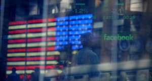 Facebook ganó 3.690 millones de dólares en el 2015, un 25 % más
El logo de Facebook es visto en una pantalla en la sede de NASDAQ en el sector de Times Square en Nueva York (EE.UU.).