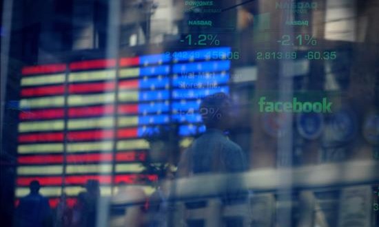 Facebook ganó 3.690 millones de dólares en el 2015, un 25 % más
El logo de Facebook es visto en una pantalla en la sede de NASDAQ en el sector de Times Square en Nueva York (EE.UU.).