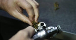 Nobel de Física prohíbe las armas en sus clases de la Universidad de Texas
Un hombre carga un arma en Texas.