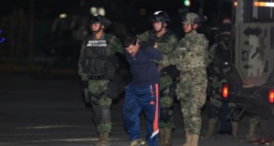Hija del "Chapo" tiene derechos para usar el seudónimo de su padre como marca
El narcotraficante Joaquín "El Chapo" Guzmán (c) es conducido a un helicóptero de la Marina Armada de México, en la capital mexicana tras su recaptura en la ciudad de Los Mochis, Sinaloa (México).