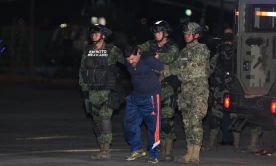 Hija del "Chapo" tiene derechos para usar el seudónimo de su padre como marca
El narcotraficante Joaquín "El Chapo" Guzmán (c) es conducido a un helicóptero de la Marina Armada de México, en la capital mexicana tras su recaptura en la ciudad de Los Mochis, Sinaloa (México).