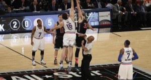 Pau y Marc Gasol, fuera del Partido de las Estrellas al año de hacer historia
Los españoles Pau Gasol y Marc Gasol realizan el salto inicial de la 64 edición del Partido de las Estrellas de la NBA, en 2015, celebrado anoche en el Madison Square Garden de Nueva York