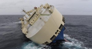 Las condiciones no permiten subir al carguero a la deriva frente a Francia
Fotografía facilitada por la Marina francesa que muestra al carguero panameño "Modern Express" a la deriva a unos 280 kilómetros al oeste del puerto francés de La Rochelle en Francia.