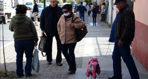 México declara emergencia en casi medio millar de municipios por heladas
Varias personas usan ropa abrigada para protegerse del frío hoy, viernes 29 de enero de 2016, en Zacatecas (México), donde se registran bajas temperaturas provocadas por el frente frío número 34 y la interacción con la octava tormenta invernal.