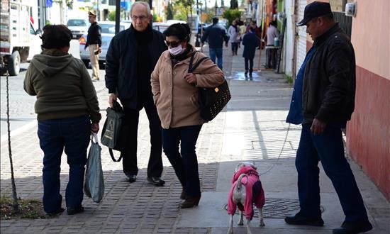 México declara emergencia en casi medio millar de municipios por heladas
Varias personas usan ropa abrigada para protegerse del frío hoy, viernes 29 de enero de 2016, en Zacatecas (México), donde se registran bajas temperaturas provocadas por el frente frío número 34 y la interacción con la octava tormenta invernal.
