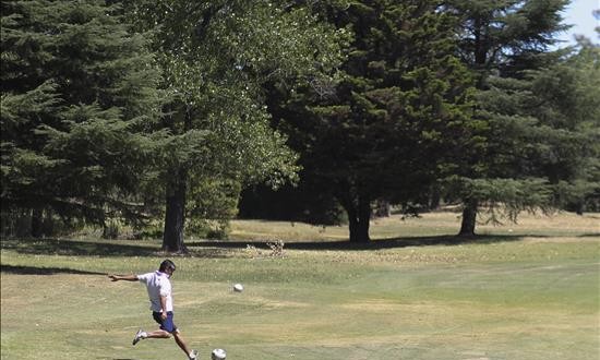 Footgolf, un deporte que crece a pasos agigantados
Un hombre patea un balón de fútbol durante una práctica de footgolf este 27 de enero de 2016, en Buenos Aires (Argentina).