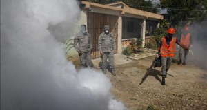 La OMS decide hoy si el brote de zika es una emergencia sanitaria internacional
Miembros de la Fuerza Aérea Dominicana, FAD, participan en la fumigación y entrega de información, durante una jornada nacional preventiva en contra del virus del Zika, transmitido por el mosquito 'Aedes aegypti', ayer.