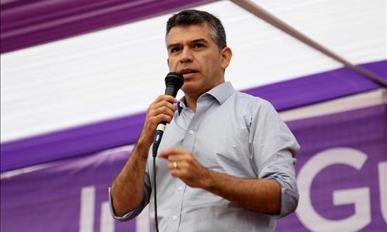 Julio Guzmán da la sorpresa y se coloca segundo para los comicios en Perú
Fotografía cedida hoy, lunes 1 de febrero de 2016, del candidato presidencial peruano Julio Guzmán en un mitin político en Lima.EFE/Prensa Todos por el Perú