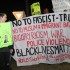 La mayoría de los jóvenes latinos dejaría EE.UU. si Trump llega a la Presidencia
Un centenar de personas protesta con pancartas contra la visita del candidato republicano a la presidencia Donal Trump.