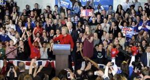 El equipo de Clinton declara vencedora a la candidata en Iowa
La candidata presidencial de partido Democráta Hillary Clinton (c-i) habla junto a su esposo, el expresidente de EE.UU Bill Clinton (c), y su hija Chelsea Clinton (c-d) durante la noche del caucus del partido Demócrata en Olmsted Center de la universidad de Drake en Des Moines (EE.UU.).