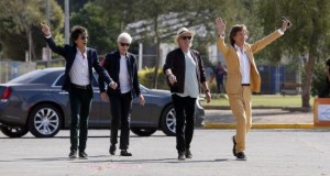 Los Rolling Stones afirman que "no pueden esperar para tocar en Lima"
La banda británica The Rolling Stones de (i-d) Ron Wood, Charlie Watts, Keith Richards, Mick Jagger, llegan el 1 de febrero de 2016 al estadio Nacional, donde saludaron a sus seguidores que se encontraban en las afueras del recinto en Santiago de Chile (Chile).