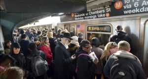Nuevo acuchillamiento en metro de N.York mientras policía refuerza presencia
Ciudadanos neoyorquinos esperan la llegada del vagón de metro en Brooklyin, Nueva York,