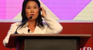 Keiko Fujimori promete no repetir los "errores y delitos" del Gobierno de su padre
La candidata a la Presidencia de Perú por el partido Fuerza Popular, Keiko Fujimori, participa hoy, martes 2 de febrero de 2016, en la sexta Conferencia Anticorrupción Internacional de la Contraloría General de Perú en Lima (Perú).