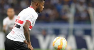 1-1. Sao Paulo saca un empate ante César Vallejo gracias a un gol del debutante Calleri
En la imagen, el jugador del Sao Paulo Michel Bastos. EFE/Archivo