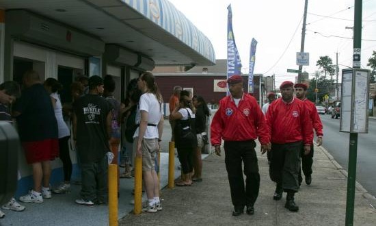 Los "Ángeles Guardianes" vuelven a patrullar el metro de Nueva York
Miembros de los Angeles Guardianes, una organización voluntaria fundada hace 30 años en el barrio de El Bronx y que patrulla las calles en áreas con alta incidencia criminal, caminan patrullando las calles en Staten Island, Nueva York en 2010.