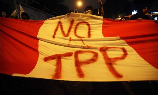 Unos 1.500 jóvenes marcharon en Lima contra la firma del TPP
Manifestantes durante una protestacontra el Acuerdo Transpacífico de Cooperación Económica (TPP) en Lima (Perú).
