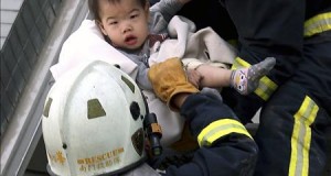 Li Keqiang envía sus "profundas condolencias" por el terremoto de Taiwán
Los bomberos rescatan a un bebé de los restos de un edificio derrumbado por el terremoto en Taiwán.