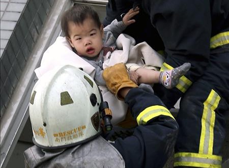 Li Keqiang envía sus "profundas condolencias" por el terremoto de Taiwán
Los bomberos rescatan a un bebé de los restos de un edificio derrumbado por el terremoto en Taiwán.