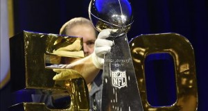 Montana lanzará la moneda; Broncos vestirán de blanco y habrá árbitro novato
Un empleado coloca el trofeo Vince Lombardi que acredita al ganador de la 50ª edición de la Super Bowl en el Moscone Center West de San Francisco, California, Estados Unidos ayer.