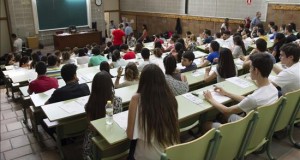 Perú, Colombia, Brasil y Argentina, a la cabeza en bajo rendimiento escolar
Unos estudiantes esperando a hacer un examen.