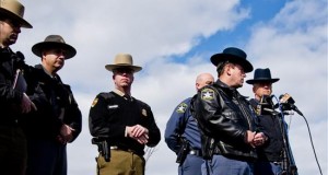 Mueren los dos policías atacados en un tiroteo a las afueras de Baltimore (EE.UU.)
El sheriff Jeffrey Gahler (2d) habla con la prensa en el Panera Bread outlet en Abingdon, Maryland (Estados Unidos), hoy miércoles 10 de febrero de 2016.
