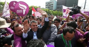 Ascenso de Guzmán en el día de cierre de las inscripciones para el Congreso en Perú
El candidato presidencial del partido Todos por el Perú, Julio Guzmán (c), tras una audiencia hoy, miércoles 10 de febrero de 2016, en Lima (Perú).