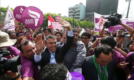 Ascenso de Guzmán en el día de cierre de las inscripciones para el Congreso en Perú
El candidato presidencial del partido Todos por el Perú, Julio Guzmán (c), tras una audiencia hoy, miércoles 10 de febrero de 2016, en Lima (Perú).