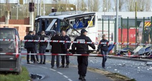 Seis adolescentes mueren en Francia en un accidente de un autobús escolar
Investigadores de la policía trabajan junto a los restos de un autobús escolar tras un accidente en Rochefort, cerca de La Rochelle, suroeste de Francia.