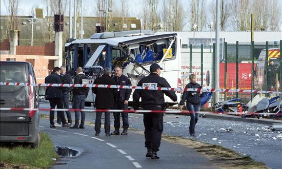 Seis adolescentes mueren en Francia en un accidente de un autobús escolar
Investigadores de la policía trabajan junto a los restos de un autobús escolar tras un accidente en Rochefort, cerca de La Rochelle, suroeste de Francia.