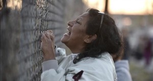 Topo Chico, un penal marcado pro la lucha de narcos y la sobrepoblación 
Familiares de los reos del penal de Topo Chico de Monterrey, en el estado de Nuevo León (México), reclaman información tras el motín registrado la madrugada de hoy, jueves 11 de febrero de 2016, donde la cifra de muertos asciende a cerca de sesenta, informaron hoy a Efe dos trabajadores de la cárcel desde el interior del presidio.