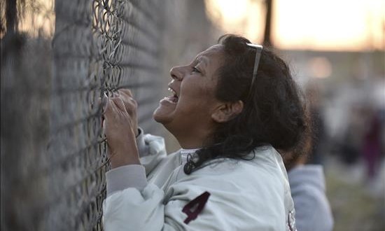 Topo Chico, un penal marcado pro la lucha de narcos y la sobrepoblación 
Familiares de los reos del penal de Topo Chico de Monterrey, en el estado de Nuevo León (México), reclaman información tras el motín registrado la madrugada de hoy, jueves 11 de febrero de 2016, donde la cifra de muertos asciende a cerca de sesenta, informaron hoy a Efe dos trabajadores de la cárcel desde el interior del presidio.