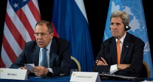 EEUU y Rusia acuerdan el cese, en una semana, de la violencia en Siri
El secretario de Estado estadounidense, John Kerry (d) y el ministro de Exteriores ruso, Sergei Lavrov (i) participan tras la reunión del Grupo Internacional de Apoyo a Siria (ISSG) en Munich (Alemania).
