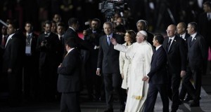 Mexicanos se entregan al papa Francisco con una recepción colorida y masiva
El papa Francisco, acompañado por el presidente mexicano, Enrique Peña Nieto (d), y la primera dama, Angélica Rivera (i), saluda hoy, viernes 12 de febrero de 2016, en el hangar presidencial del Aeropuerto Internacional de Ciudad de México.