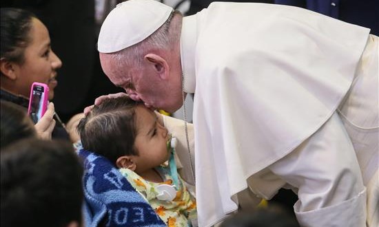 "La cariñoterapia" del papa en el hospital "Federico Gómez" de México 
El papa Francisco durante su visita al hospital pediátrico "Federico Gómez" en Ciudad de México.